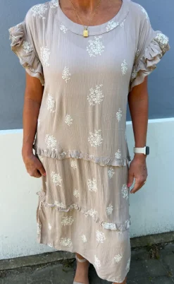 Ina Copenhagen Kjole - Dalila - Camel / White Embroidery