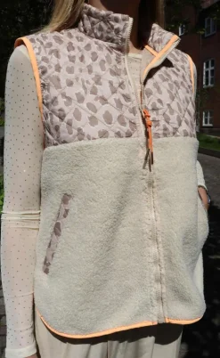 Liberte Vest - Teddy - Creme Pale Lux Leo/Neon Orange