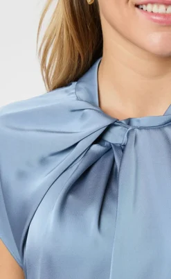 Neo Noir Bluse - Fleur Drapy Satin - Dusty Blue