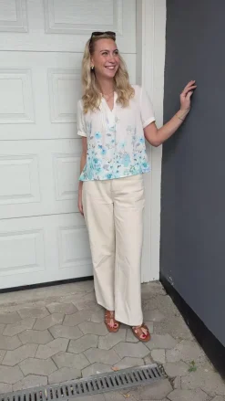 Say INA Copenhagen Bluse - Nina - Off White W. Blue Flowers