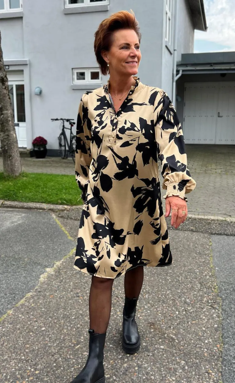 Say INA Copenhagen Kjole - Augusta - Camel / Black Flower