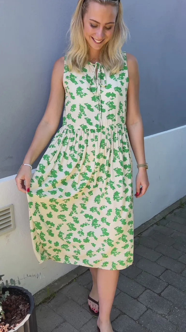 Say INA Copenhagen Kjole - Heidi - White/Green Flowers