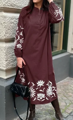 Say INA Copenhagen Kjole - Tilde Long - Burgundy Red W. Embroidery