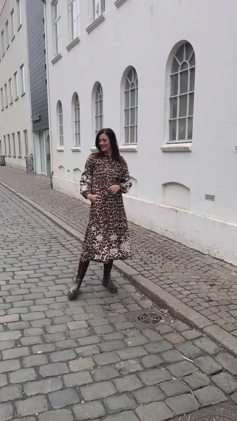 Say INA Copenhagen Kjole - Tilde Long - Leopard W. Embroidery