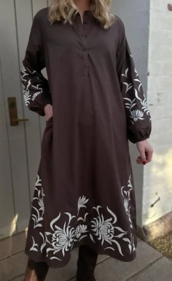 Say INA Copenhagen Kjole - Tilde Long - Chocolate Brown W. Embroidery